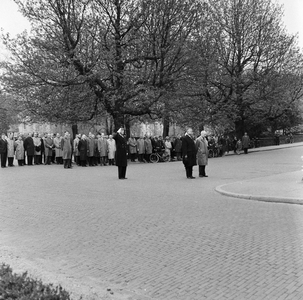 849574 Afbeelding van de kranslegging bij het monument voor tijdens de oorlog gevallen spoorwegpersoneel aan het ...